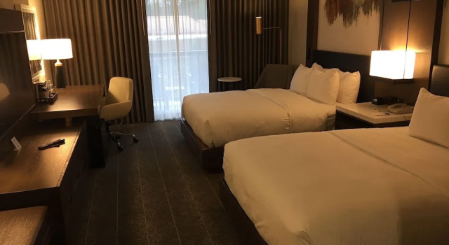 Четырёхместный номер Standard с балконом и с красивым видом из окна Hilton Peachtree City Atlanta Hotel & Conference Center
