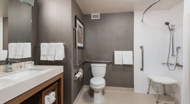 Четырёхместный номер Standard Courtyard by Marriott Toronto Vaughan