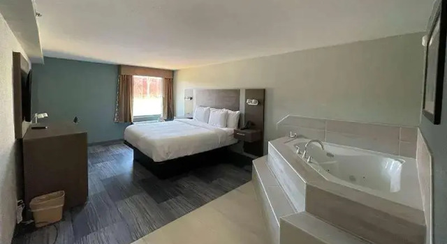 Двухместный люкс Deluxe с балконом Отель Baymont by Wyndham East Ridge