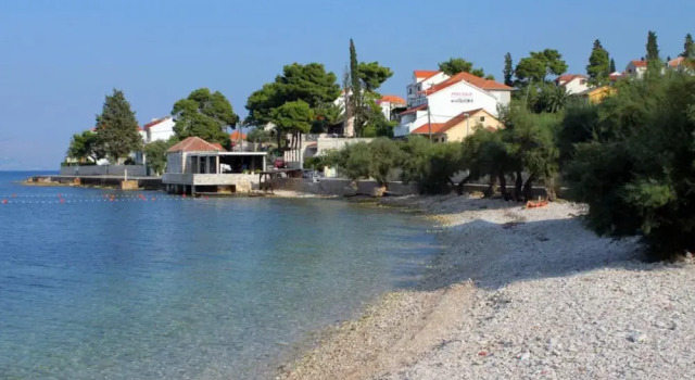 Nice 2-bedroom Private House, 50 m Beach, Sutivan, Забронировать Отель Отели Сутиван с парковкой, Парковка