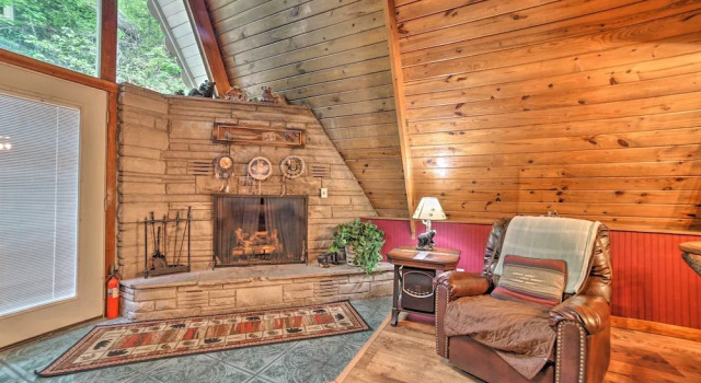 Коттедж с 2 комнатами с балконом A-frame Gatlinburg Cabin w/ Deck & Private Hot Tub