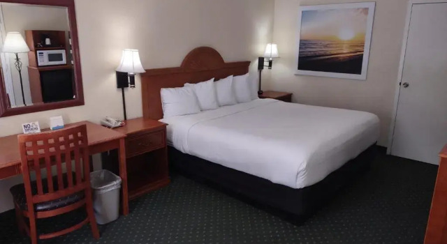 Номер Standard Days Inn by Wyndham Port Charlotte Town Center
