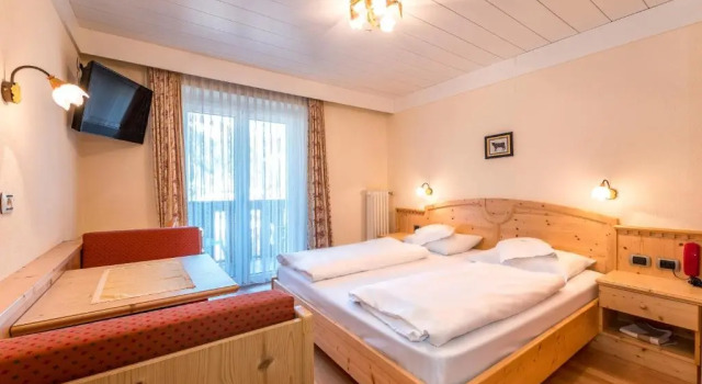 Hotel Cristallo, Забронировать Отель Санта-Кристина-Вальгардена Валь-Гардена, рядом с Puntea