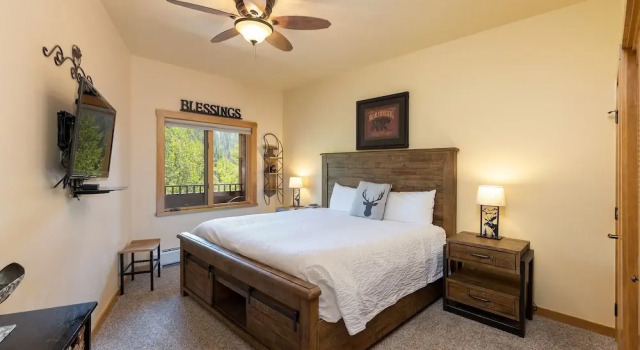 8115 Arapahoe Lodge 1 Bedroom Condo by RedAwning