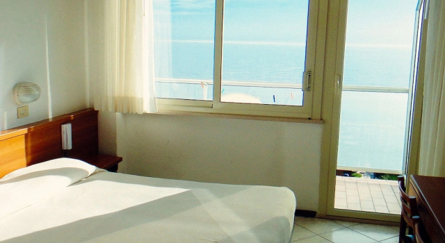 Трёхместный номер Standard с балконом и с видом на море Hotel Caesar (Bed and Breakfast)