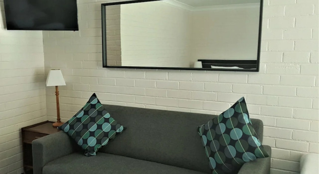 Семейный номер Standard с балконом и с видом на воду Hibiscus Lakeside Motel
