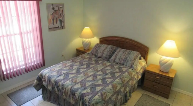 Ref 24 Modern 4 Bed Villa With own South Facing Pool, Buchen Sie Villa Hotels in Poinciana mit Pool, Schwimmbad