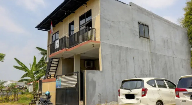 OYO Life 92922 Kost Bu Mala 1 Syariah