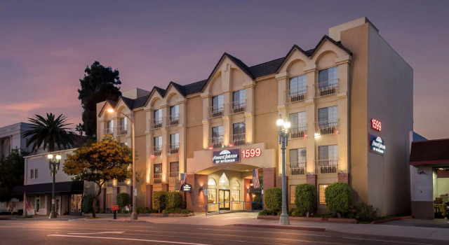 Howard Johnson by Wyndham Pasadena