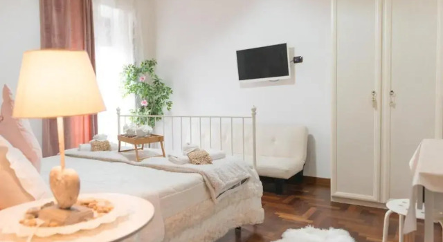 Laetitia Guest House32, Book Pension Hoteller i Aversa med parkering, Parkering