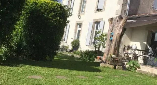 Chez Guilem chambre jaune, Rezerwuj Hotel Saint-Maixent-l'Ecole Poitou-Charentes