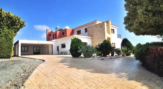 Impressive Large Villa Huge Heated Pool Garden, Rezerwuj Willa Hotele w Peja z parkingiem, w pobliżu Ina Beach, Parking