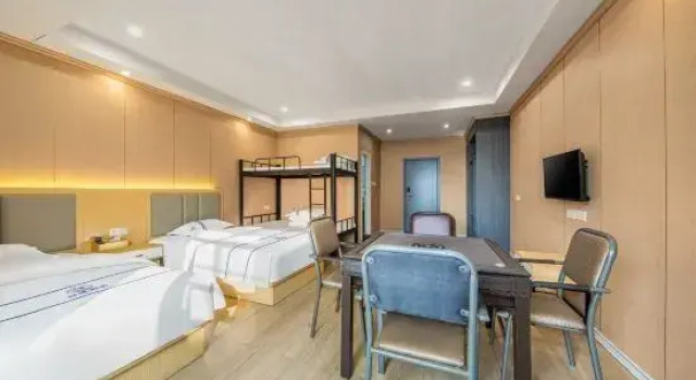 Кровать в общем номере Impression Hotel (Wuhan City Vocational College Mahu Metro Station)