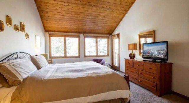 Townsend Place With Largest Outdoor Hot Tub and Ski-in Ski-out Access by Redawning, Забронировать Отель Отели Бивер-Крик 3 звезды, рядом с Гонконгский Диснейленд, 3*