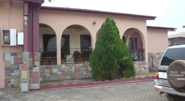 3 Bed House Sleeps 6 - Parking, Wifi, Generator, Book Hotel Kumasi 
