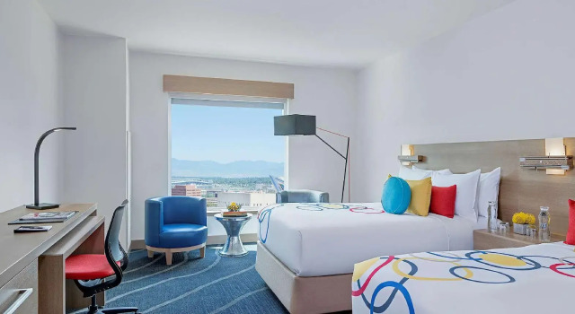Четырёхместный номер Standard The Art Hotel Denver, Curio Collection by Hilton
