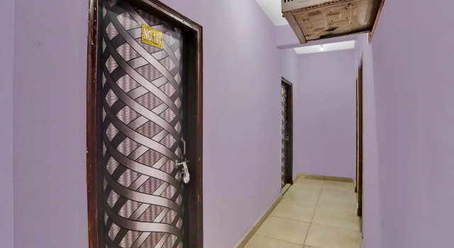 OYO 81441 Shri Radha Krishna Palace, Забронировать Отель Отели Газиабад с парковкой, Парковка