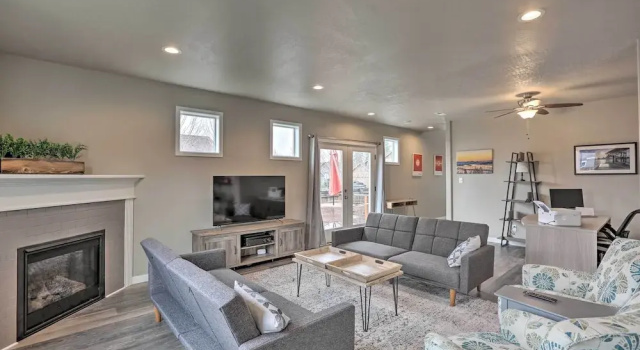 Коттедж Chic Bend Home w/ Deck < 3 Mi to Downtown!