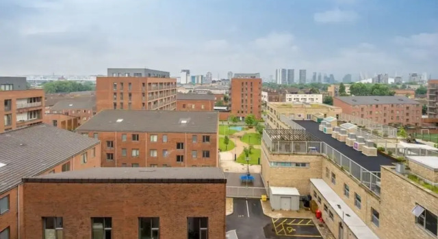 Modern 2bed apt Sleeps 6 W/balcony in Canning Town
