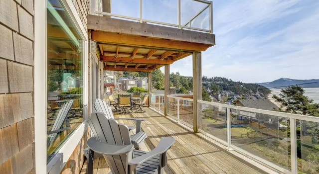Коттедж Oceanside Escape w/ Stunning Views: Walk to Beach!