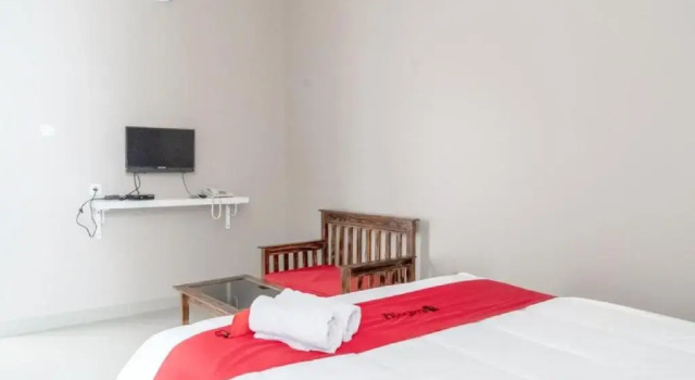 Economy Double room RedDoorz Plus near Tambun Station