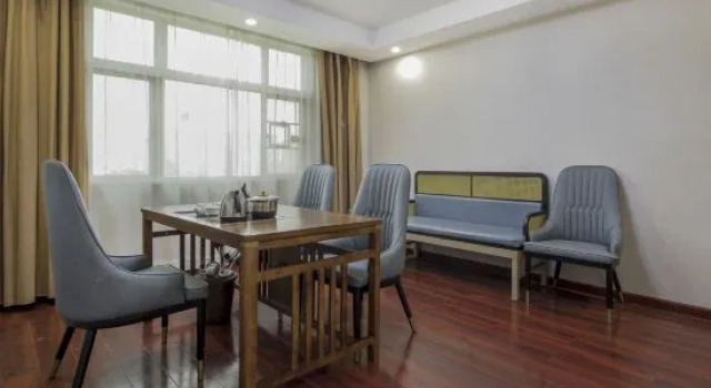 Люкс Deluxe c 1 комнатой Jing Cheng Hotel (Nanning East Railway Station Jiuquwan Hot Spring)