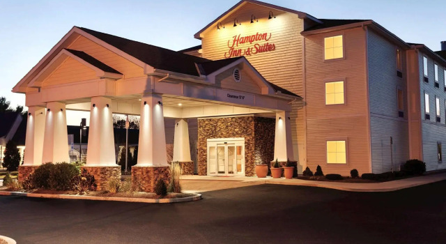 Кровать в общем номере Hampton Inn & Suites Mystic