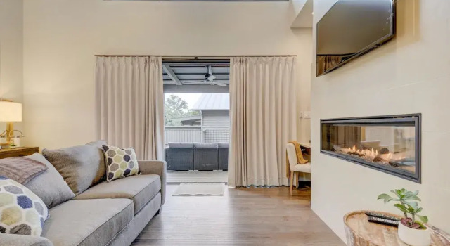 2113 Barbaro Way Cabin Unit 14, Book Hotel Hoteller i Spicewood med parkering, Parkering