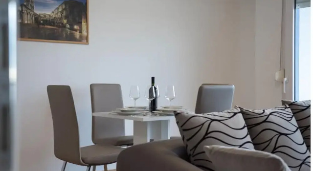 Amazing apartment in Podstrana w/ WiFi and 2 Bedrooms, Rezerwuj Apartament Hotele w Strožanac z parkingiem, Parking