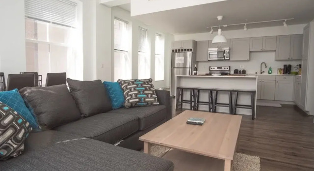Chic Apartments Across from Riverwalk, Rezerwuj Apartament Hotele w Milwaukee z parkingiem, w pobliżu Marcus Center, Parking
