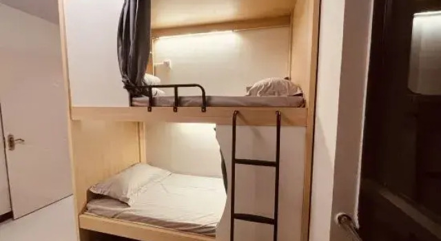 Кровать в общем номере Lishe Capsule Hostel (Hailiang Square)