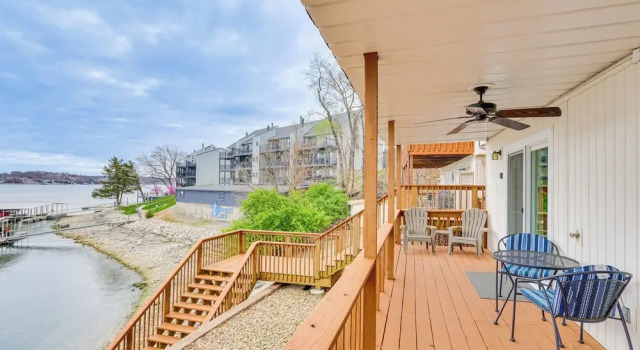 Waterfront Condo w/ Deck on Lake of the Ozarks!, Prenota Appartamento Hotel a Missouri con parcheggio, Parcheggio