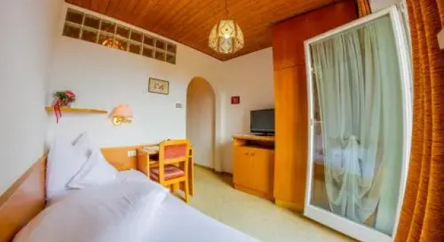 Pension Chalet, Забронировать Шале Отели Марленго с бассейном, Бассейн