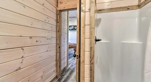 Коттедж 'Madison Bear Garden' 7Bdr w/Hot Tub + Pool Access