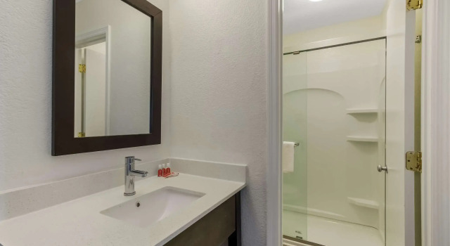 Четырёхместный номер Standard Econo Lodge Cherry Point