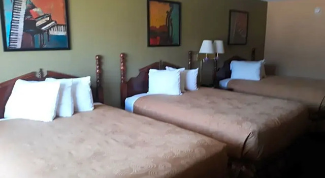 Шестиместный номер Standard Angel Inn Near IMAX, a Travelodge by Wyndham