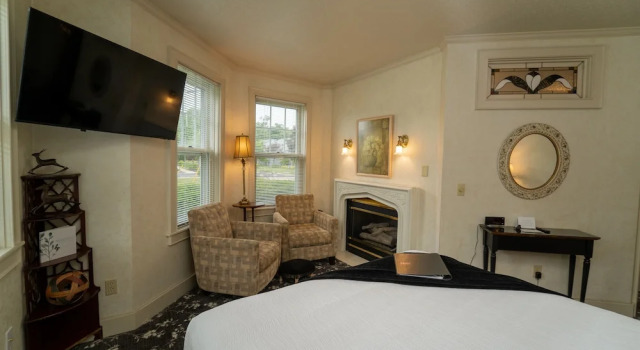 Yelton Manor Bed and Breakfast, Buchen Sie Bed & Breakfast South Haven 