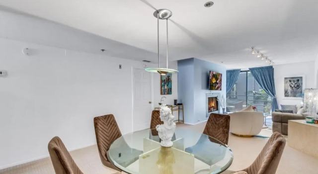 Spacious 2BR Santa Monica Beach Condo, Забронировать Отель Отели Лос-Анджелеса с парковкой, рядом с Chiat-Day Building, Парковка