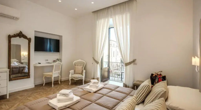 Двухместный номер Standard с балконом Sorrento Square Suites