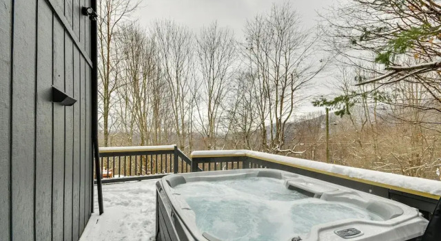 Коттедж 6 Mi to Skiing! Hot Tub Hideaway in Seven Devils