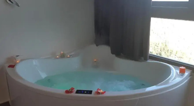 Двухместный номер Deluxe с видом на реку Casas Rurales Maribel - Complejo Moradas del Cerro 1 - Suites con Jacuzzi en Alcalá del Júcar