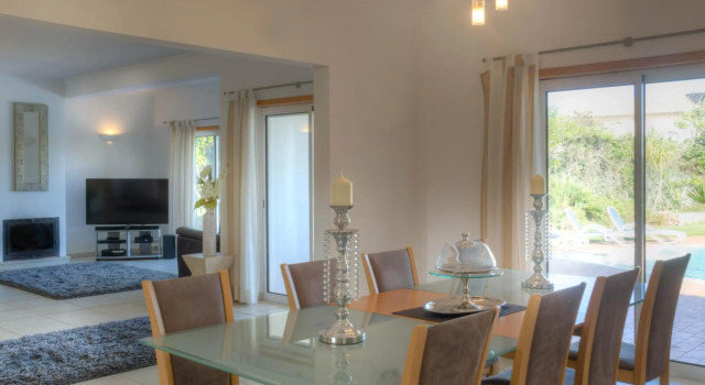 Villa Montanha, Luxury Coastal Villa, Fenced garden with swimming pool, loungers and alfresco dining, 10 minute walk to the beautiful Praia da Luz Beach, Shops, Bars and Restaurants a short walk away!, Rezerwuj Willa Hotele w Algarve z parkingiem, Parking