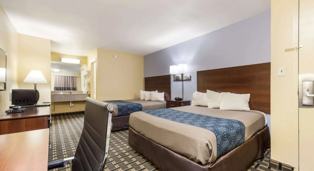 Четырёхместный номер Standard Rodeway Inn Lincoln West - University Area