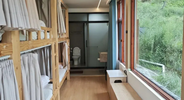 Кровать в общем номере (мужской номер) с видом на горы Tiger Leaping Half Way Guest House