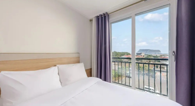 Четырёхместный номер Deluxe с красивым видом из окна Cordelia Hotel