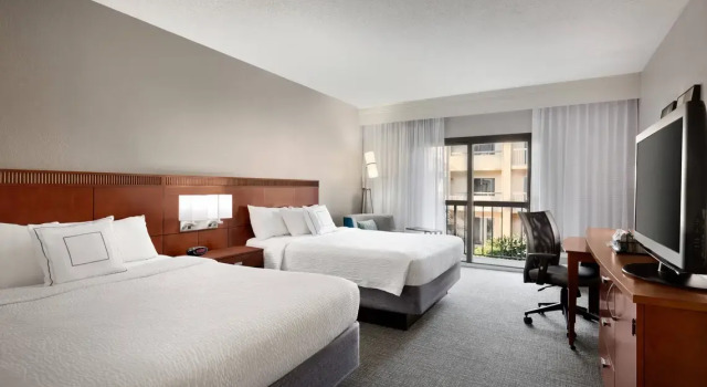 Четырёхместный номер Standard с видом на внутренний двор Отель Courtyard by Marriott Fort Myers Cape Coral