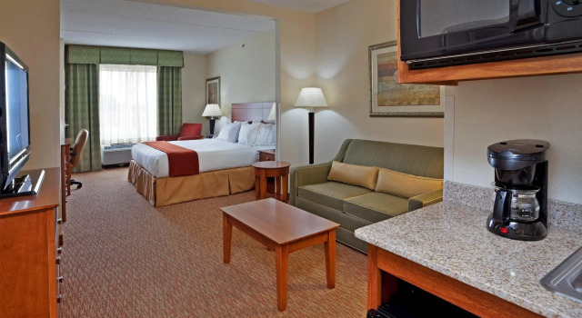 Двухместный люкс Holiday Inn Express Hotel & Suites Greensboro - Airport Area by IHG