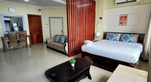 Трёхместный семейный люкс с балконом и с видом на горы Aizawl Guest House
