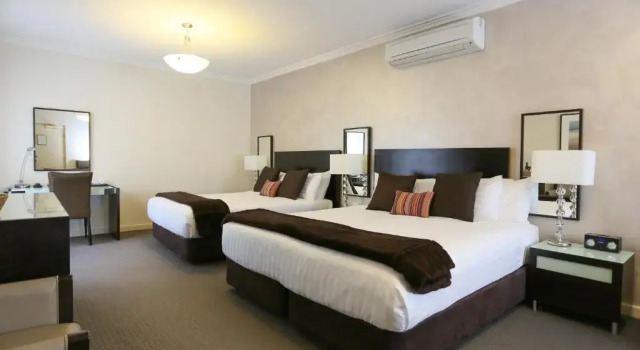 Четырёхместный номер Deluxe Best Western Plus Hovell Tree Inn