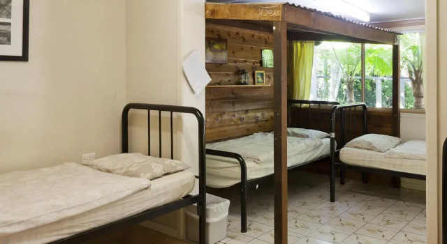 Кровать в общем номере Woolshed Eco Lodge